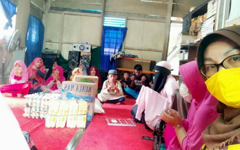 GOLKAR PEDULI. Penyerahan bantuan dari Perempuan Golkar Maros di Panti Asuhan Al Qadri, Batangase, Maros, Jumat (15/1/2021). foto: istimewa