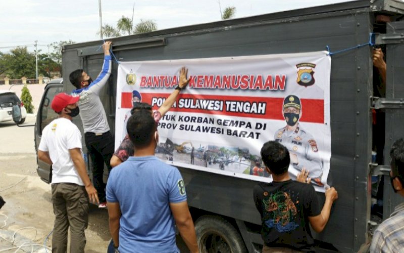 BANTUAN. Persiapan pengiriman bantuan logistik Polda Sulteng bagi para korban gempa Sulbar di depan Mako Polda Sulteng, Jl Soekarno Hatta, Kota Palu, Sabtu (16/1/2021). foto: humas polda sulteng