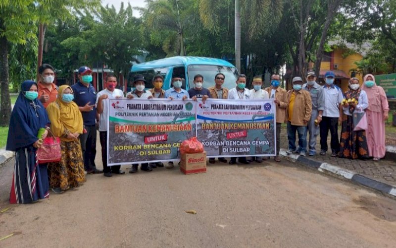 BANTUAN. Pelepasan rombongan 'Politani Pranata Lab Peduli' untuk misi kemanusiaan korban gempa Sulbar di halaman Rektorat Kampus Politani Pangkep, Jumat (22/1/2021). foto: humas politani pangkep