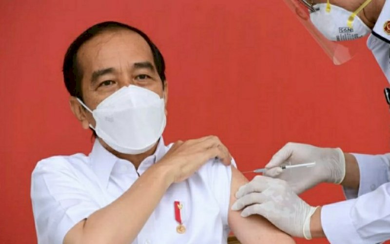 DIVAKSIN. Vaksinator Prof dr Abdul Muthalib SpPD-KHOM menyuntikkan vaksin CoronaVac produksi Sinovac kepada Presiden Joko Widodo di teras Istana Merdeka, Jakarta, Rabu (13/1/2021). foto: bpmi setpres