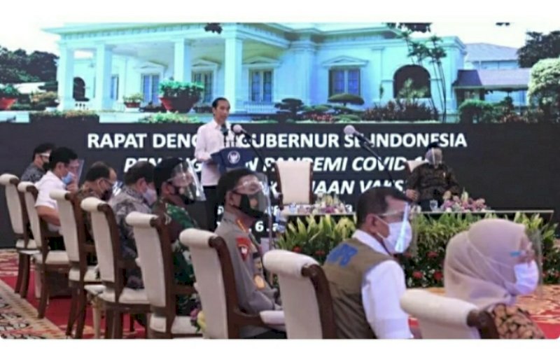 PIMPINAN RAPAT. Presiden Joko Widodo saat memimpin rapat terbatas yang membahas soal penanganan pandemi Covid-19 dan rencana pelaksanaan vaksinasi di Istana Negara, Rabu (6/1/2021). foto: istimewa