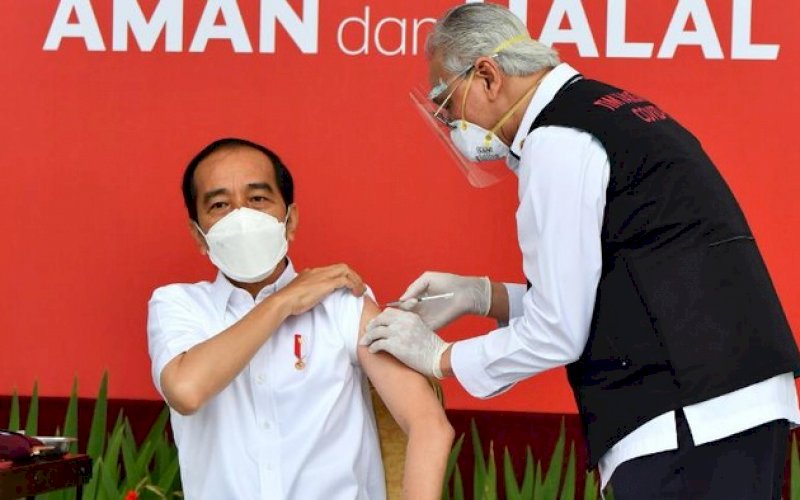 DIVAKSIN. Presiden Joko Widodo menerima suntikan dosis pertama vaksina Covid-19. foto: istimewa