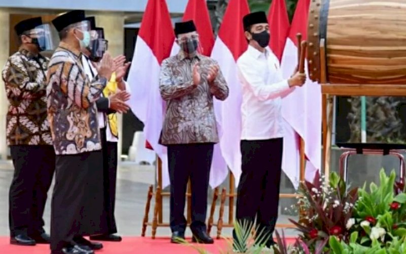 PERESMIAN. Presiden Joko Widodo meresmikan langsung selesainya renovasi masjid tersebut, di halaman Masjid Istiqlal, Jakarta, Kamis (7/1/2021). foto: bpmi setpres