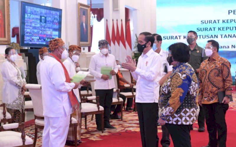 PENYERAHAN SK. Presiden Joko Widodo, menyerahkan Surat Keputusan (SK) untuk Hutan Sosial, Hutan Adat, dan Tanah Obyek Reforma Agraria (TORA) se-Indonesia di Istana Negara, Jakarta, Kamis (7/1/2021). foto: bpmi setpres