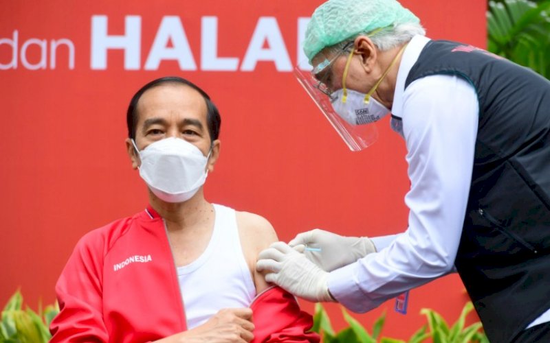 DIVAKSIN. Presiden Joko Widodo menerima suntikan dosis kedua dari vaksin CoronaVac, Rabu (27/1/2021). foto: bpmi setpres