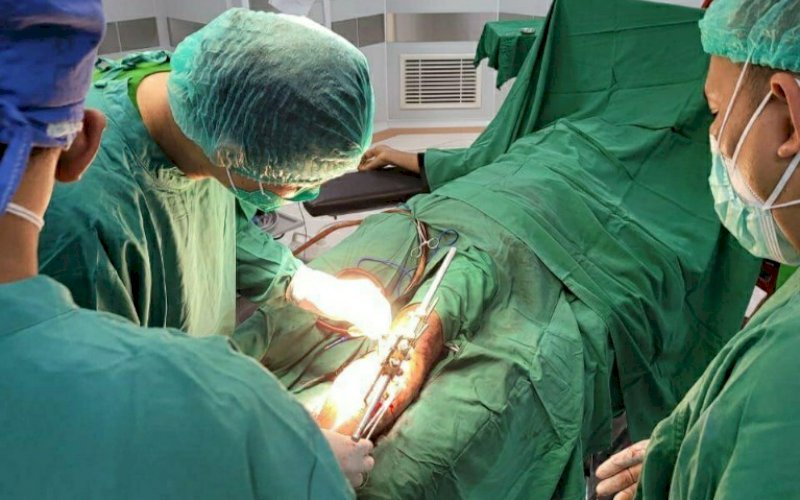 OPERASI. Tim bantuan medis melakukan operasi kepada korban luka-luka akibat gempa di RSUD Mamuju. foto: istimewa