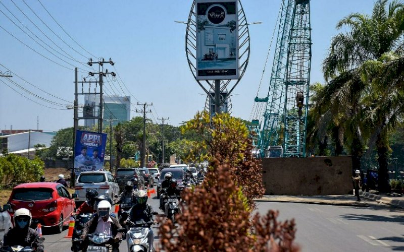 PROYEK. Seorang pekerja mengarahkan alat berat pada pengerjaan proyek pedestrian Metro Tanjung Bunga. Proyek ini kembali akan dilanjutkan 2021 ini. foto: anas/pluz.id