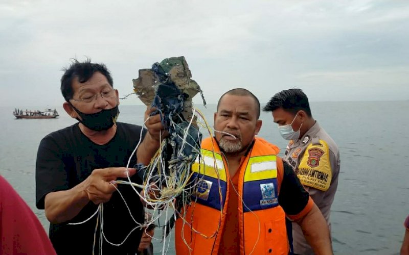 DITEMUKAN. Puing diduga dari pesawat Sriwijaya Air PK-CLC rute Jakarta-Pontianak yang hilang kontak di Kepulauan Seribu, Sabtu (9/1/2021). foto: istimewa