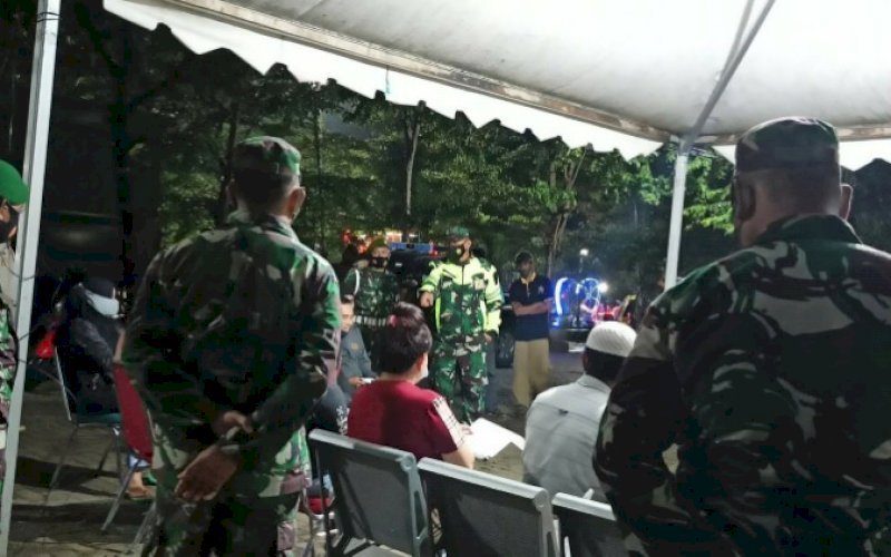 RAZIA. Tim Satgas Percepatan Penanggulangan Covid-19 Kabupaten Soppeng merazia pemilik Warkop dan PKL yang diduga melanggar batas waktu beraktivitas yang dibatasi hanya sampai pukul 22.00 WITA, Rabu (20/1/2021) malam. foto: istimewa