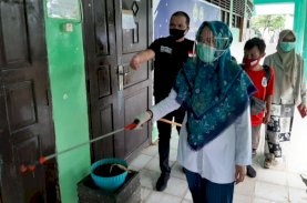 Kasus Covid-19 Tinggi, Rektor UIM Pimpin Penyemprotan Disinfektan