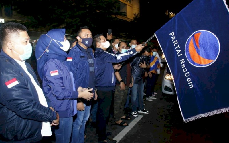 BANTUAN. Ketua DPW Nasdem Sulsel, Rusdi Masse, langsung melepas bantuan untuk korban gempa Sulbar depan Kantor DPW Nasdem Sulsel di Jl Botolempangan, Kota Makassar, Jumat (22/1/2021) malam tadi. foto: istimewa