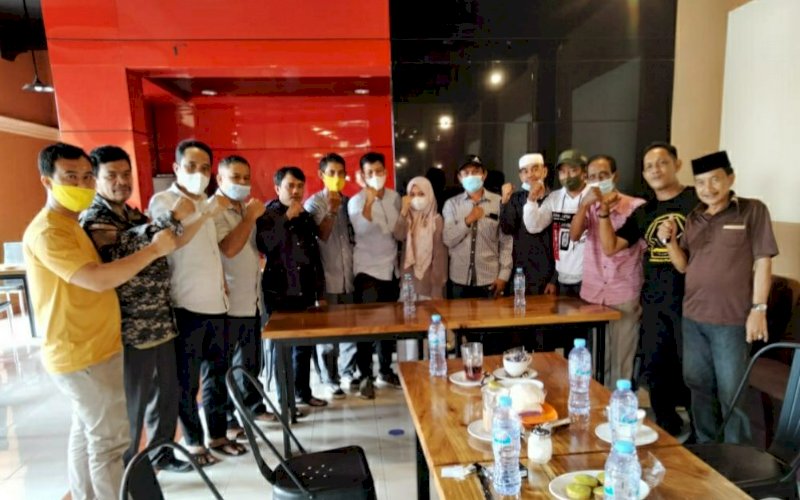 SILATURAHMI. Salah satu pengusaha sukses di Maros H Sahiruddin bersama istri Hj Wahyuni Malik (tengah) silaturahmi bersama para pimpinan kecamatan Partai Golkar di Warkop Berkah, Maros, Senin (25/1/2021). foto: istimewa