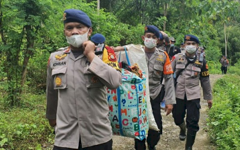 EVAKUASI. Personel Satbrimob Polda Sulsel membantu mengevakuasi barang warga yang terdampak terjebak longsor akibat gempa bumi di Desa Mekatta, Kecamatan Malunda, Kabupaten Majene, Sulbar, Minggu (17/1/2021). foto: brimob polda sulsel