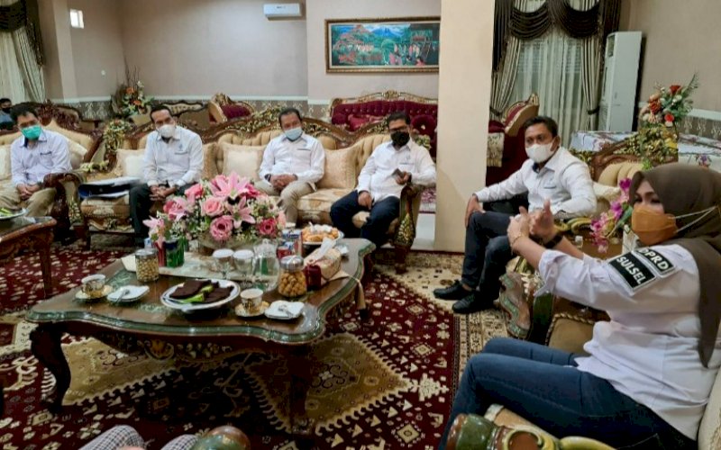 SILATURAHMI. Ketua DPRD Provinsi Sulsel Andi Ina Kartika Sari menerima rombongan DPP Inkindo Provinsi Sulsel yang dipimpin langsung ketuanya Satriya Madjid di Rumah Jabatan Ketua DPRD Sulsel di Kota Makassar, Jumat (29/1/2021). foto: doelbeckz/pluz.id