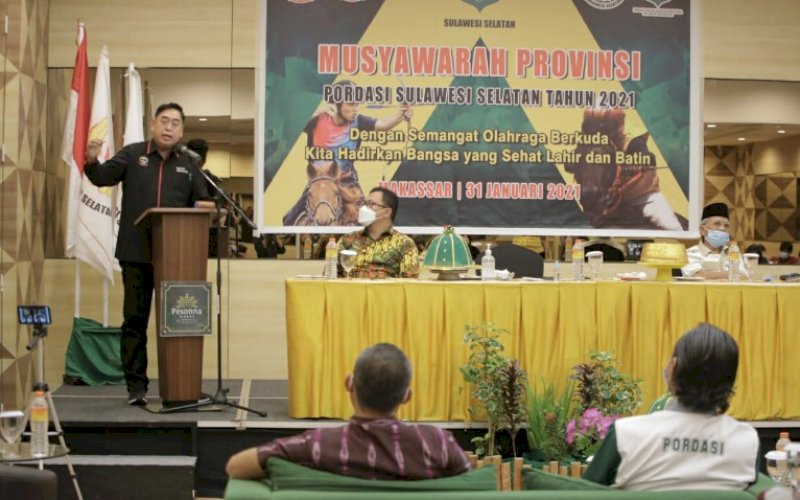 BUKA MUSPROV. Sekda Provinsi Sulsel, Abdul Hayat Gani, memimpin langsung Musprov Pordasi Sulsel Tahun 2021 di Hotel Pesona Makassar, Minggu (31/1/2021). foto: humas pemprov sulsel