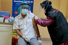 Ketua IDI Menjadi Dokter Penerima Vaksin Covid-19 Pertama di Makassar
