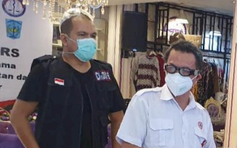 Ketua IDI Kota Makassar DR dr Siswanto Wahab SpKK (kanan) didampingi Humas IDI Kota Makassar dr Wachyudi Muchsin SH. foto: istimewa