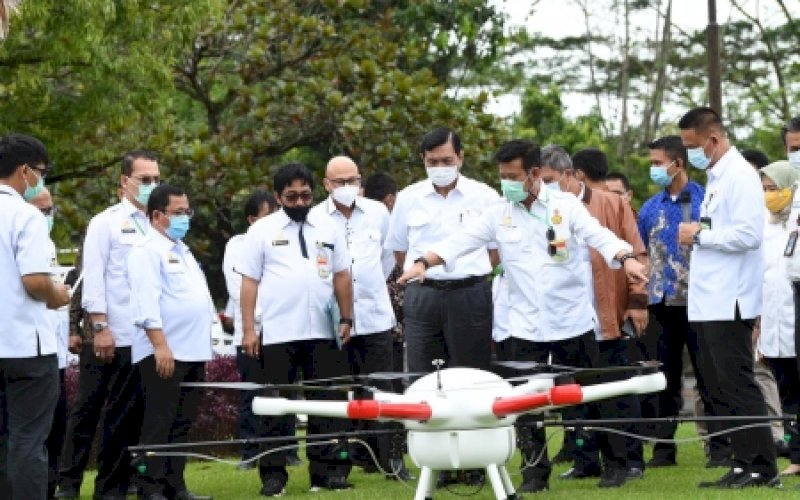 KUNJUNGAN. Menteri Pertanian Syahrul Yasin Limpo memberikan penjelasan kepada Menteri Koordinator Kemaritiman dan Investasi RI Luhut B Pandjaitan, saat mengunjungi Balai Besar Pengembangan Mekansiasi Pertanian (BBP Mektan), Serpong, Rabu (27/1/2021). foto: humas kementan