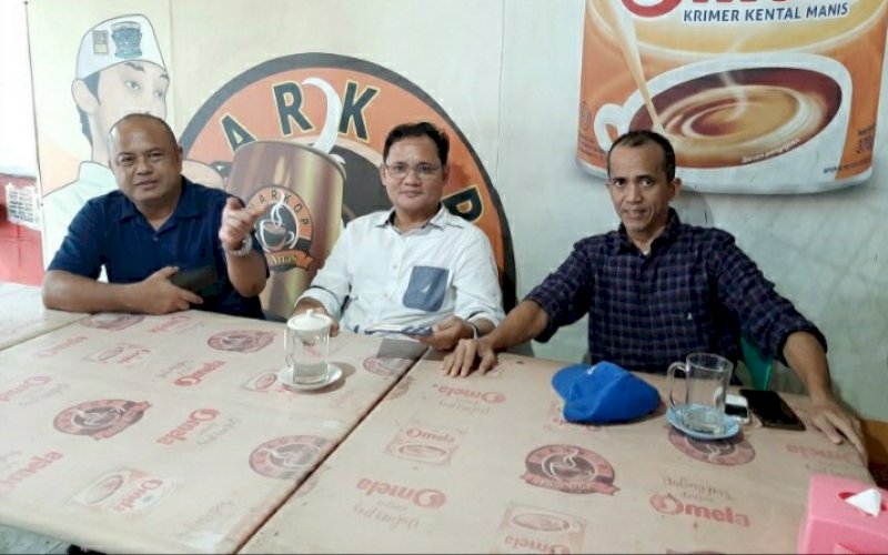 Andi Asruddin (tengah) didampingi Sekretaris Umum Gapeksindo Sulsel AM Amin Karaka (kanan) dan Ketua III Gapeksindo Sulsel Tajuddin 'Ajoek' Nur memberikan keterangan di Warkop Dg Anas, Jl Pelita Raya, Kota Makassar, Senin (18/1/2021). foto: doelbeckz/pluz.id