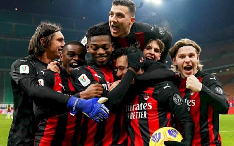 SELEBRASI. Pemain AC Milan melakukan selebrasi usai menyingkirkan Torino&nbsp;5-4 lewat adu penalti pada babak 16 besar Coppa Italia, Rabu (13/1/2021) dini hari WITA. foto: instagram @acmilan