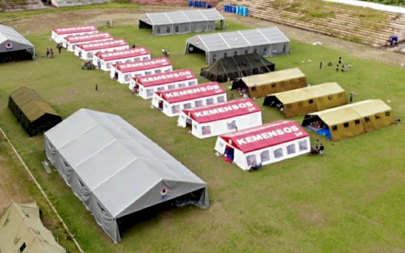 PENGUNGSIAN. Suasana tenda pengungsian di Stadion Manakarra, Mamuju, Sulbar, Selasa (19/1/2021). foto: bnpb