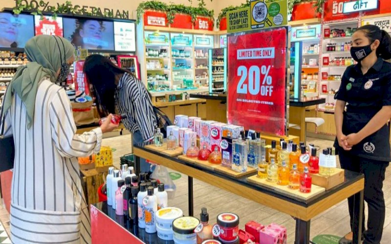 PROMO. Pelanggan memilih produk The Body Shop di Nipah Mall Makassar, Jumat (8/1/2021). Tenant ini, menawarkan promo awal tahun berupa diskon hingga 50 persen. foto: istimewa