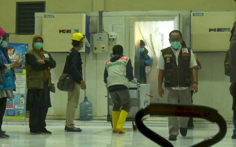 VAKSIN. Vaksin Sinovac Covid-19 sebanyak 16 koli paket dari Bio Farma untuk Sulsel telah tiba di Terminal Cargo Bandara Internasional Sultan Hasanuddin Makassar, Selasa (5/12021), pukul 04.14 WITA. foto: istimewah
