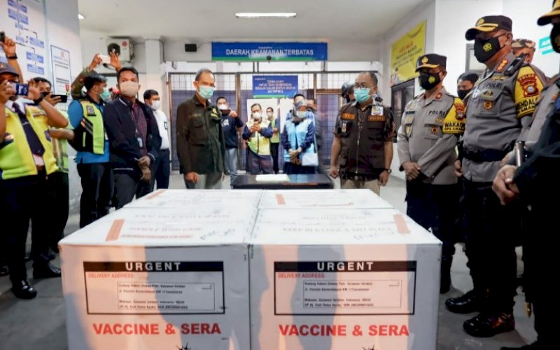 VAKSIN. Kedatangan vaksin Sinovac Covid-19 tiba di Terminal Cargo Bandara Internasional Sultan Hasanuddin Makassar, Jumat (22/1/2021). foto: humas pemprov sulsel
