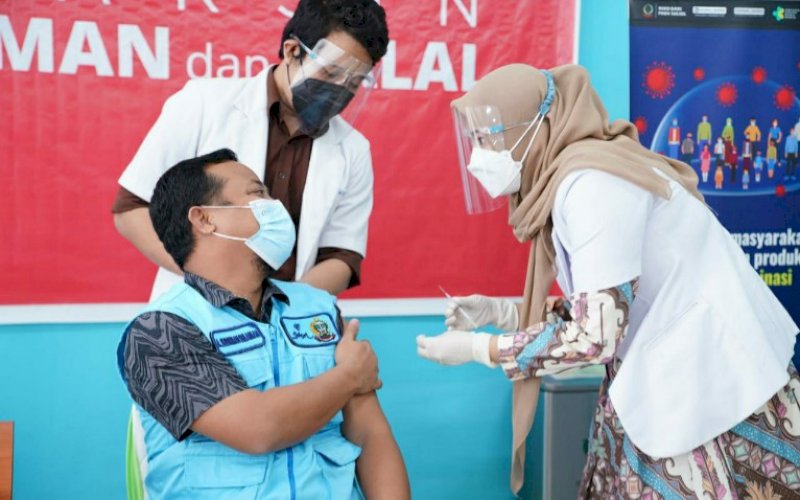 DIVAKSIN. Wakil Gubernur (Wagub) Sulsel, Andi Sudirman Sulaiman, menerima suntikan dosis kedua dari vaksin CoronaVac, Kamis (28/1/2021). foto: humas pemprov sulsel