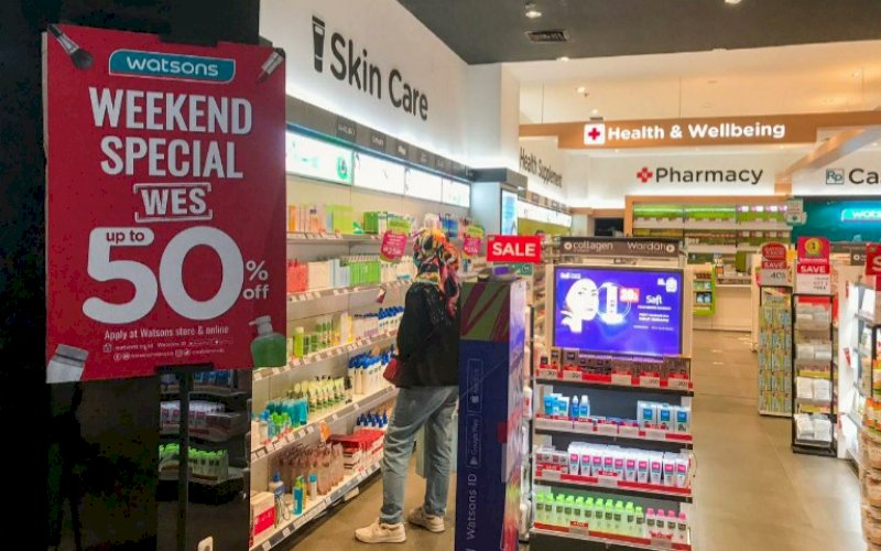 PROMO. Pelanggan sedang memilih produk Watsons di Nipah Mall Makassar. Produk kecantikan ini menawarkan promo dengan tajuk Weekend Special (WES) hingga 24 Januari 2021. foto: humas nipah mall makassar