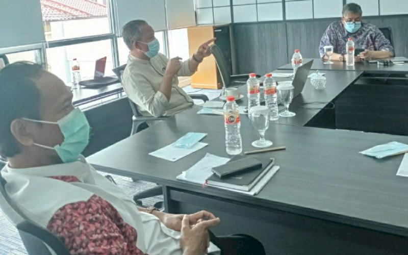 RAPAT. Tim Transisi Wali Kota dan Wakil Wali Kota Makassar terpilih Moh Ramdhan Pomanto-Fatmawati Rusdi (Danny-Fatma) kembali melakukan pertemuan reguler di Hotel Teras Kita Makassar, Kamis (18/2/2021). foto: tim media danny-fatma