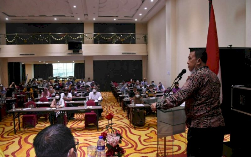 SOSIALISASI PERDA. Anggota DPRD Kota Makassar, Hasanuddin Leo, sosialisasi Perda nomor 5 tahun 2019 tentang Pelaksanaan Pengarusutamaan Gender (PUG) dalam Pembangunan di Hotel Traveler, Jl Lamadukelleng Buntu, Makassar, Sabtu (13/2/2021). foto: anas/pluz.id