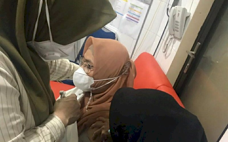 DIVAKSIN. Rektor UIM, DR Ir Hj A Majdah M Zain MSi, menerima vaksin kekebalan Covid-19 di RSKD Ibu & Anak Pertiwi Provinsi Sulsel di Kota Makassar, Senin (22/2/2021). foto: humas uim