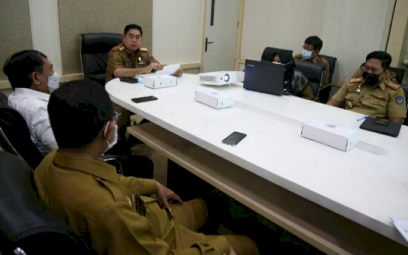 PIMPIN RAPAT. Sekda Provinsi Sulsel, Abdul Hayat Gani, memimpin rapat persiapan kerja sama pemeriksaan narkoba Mayang Asa RSUD Sayang Rakyat Makassar, yang dilaksanakan di ruang rapat kerjanya, Senin (15/2/2021). foto: humas pemprov sulsel