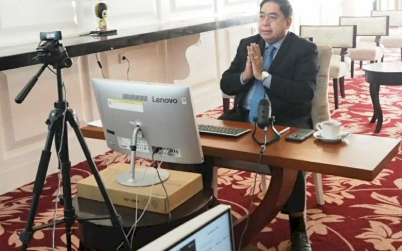BULAN K3. Sekda Provinsi Sulsel, Abdul Hayat Gani, menghadiri seminar nasional Bulan Keselamatan dan Kesehatan Kerja (K3) Nasional Tahun 2021 Tingkat Provinsi Sulsel secara virtual zoom meeting di Baruga Lounge Kantor Gubernur Sulsel, Selasa (16/2/2021). foto: humas pemprov sulsel