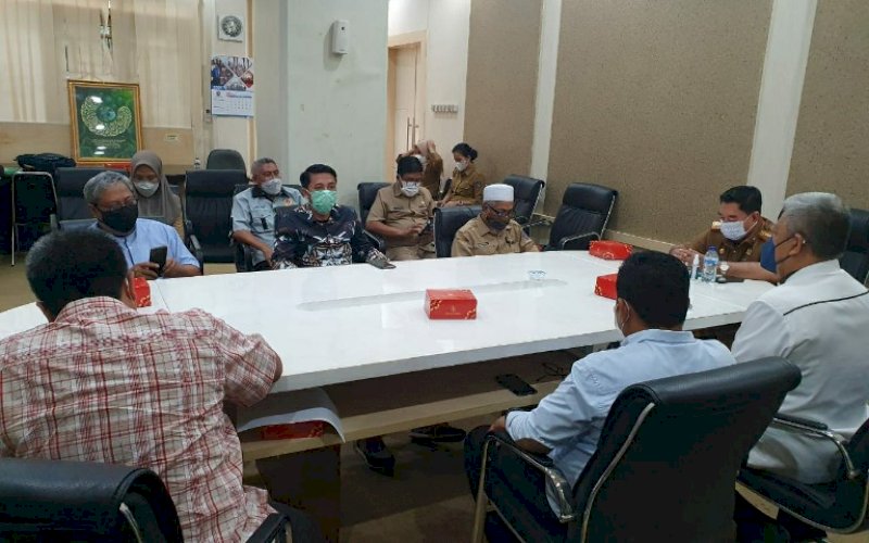 PIMPIN RAPAT. Sekda Provinsi Sulsel, Abdul Hayat Gani, memimpin rapat dalam rangka persiapan PON XX, yang akan diselenggarakan di Papua, Selasa (9/2/2021). foto: humas pemprov sulsel