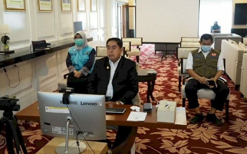SOSIALISASI. Sekda Provinsi Sulsel, Abdul Hayat Gani, mengikuti rapat sosialisasi Vaksinasi Covid-19 Tahap II, yang dilakukan secara virtual Zoom meeting, di Baruga Lounge Kantor Gubernur Sulsel, Jumat (26/2/2021). foto: humas pemprov sulsel