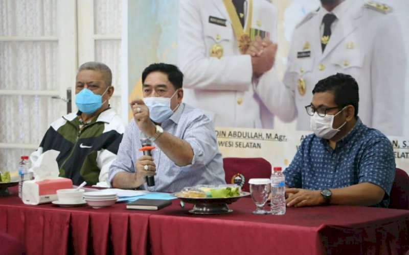 PIMPIN RAPAT. Ketua Tim Satgas PON Sulsel, Abdul Hayat Gani (tengah), memimpin rapat dalam rangka persiapan PON XX Papua di rumah jabatannya, di Jl Sultan Hasanudin, Makassar, Sabtu (13/2/2021). foto: humas pemprov sulsel