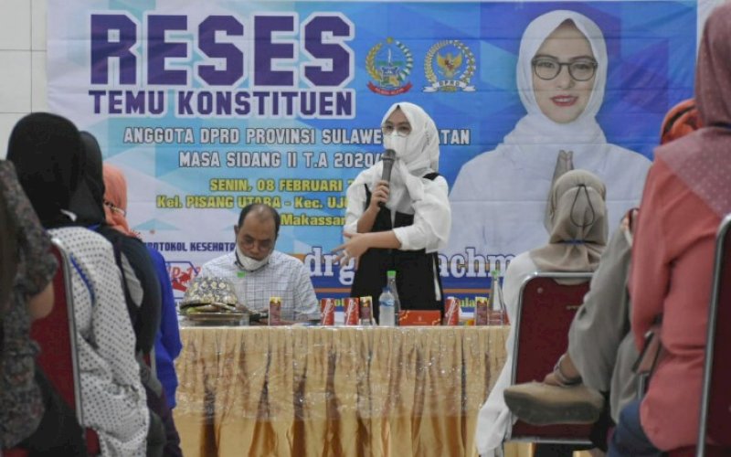 RESES. Anggota DPRD Sulsel, Andi Rachmatika Dewi, melaksanakan reses masa persidangan II tahun anggaran 2020-2021 di Kelurahan Pisang Utara, Kecamatan Ujung Pandang, Kota Makassar, Senin (8/2/2021). foto: istimewa