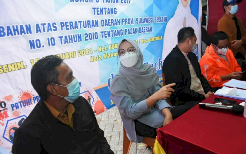 SOSIALISASI PERDA. Anggota DPRD Provinsi Sulsel, Andi Rachmatika Dewi (kedua kiri), menggelar sosialisasi Perda Provinsi Sulsel nomor 8 tahun 2017 perubahan atas Perda nomor 10 tahun 2010 tentang Pajak Daerah di Kelurahan Bunga Ejaya, Kecamatan Bontoala, Kota Makassar, Senin (15/2/2021). foto: pluz.id