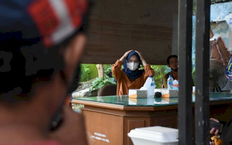 RESES. Anggota DPRD Provinsi Sulsel, Andi Rachmatika Dewi, saat menggelar reses masa persidangan II tahun anggaran 2020-2021 di Jl Merak, Kota Makassar, Rabu (10/2/2021). foto: istimewa