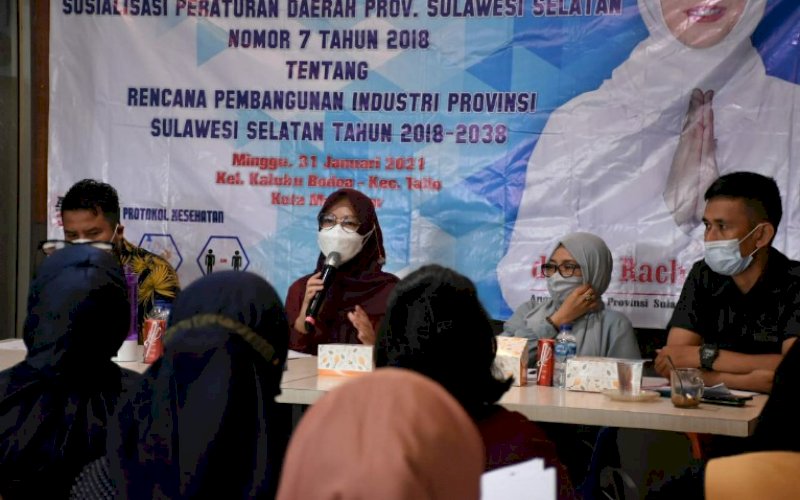 SOSIALISASI PERDA. Anggota DPRD Provinsi Sulsel, Andi Rachmatika Dewi (kedua kiri), menggelar sosialisasi Peraturan Daerah (Perda) Nomor 7 Tahun 2019 tentang Rencana Pembangunan Industri Provinsi (RPIP) Sulsel kepada salah satu Warung Kopi (Warkop) di Kota Makassar, Minggu (31/1/2021). foto: istimewa