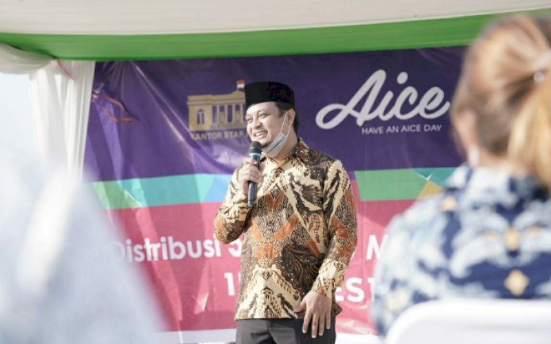 LAUNCHING. Wakil Gubernur Sulsel, Andi Sudirman Sulaiman, memberikan arahan pada Launching Distribusi 5.000.000 masker medis untuk Indonesia Maju di Kawasan Kuliner Lego-lego Makassar, Rabu (17/2/2021). foto: humas pemprov sulsel