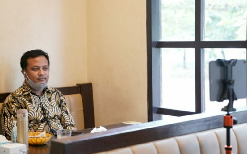 PELANTIKAN. Wakil Gubernur Sulsel, Andi Sudirman Sulaiman, saat mengikuti acara Pelantikan Pengurus Ikatek Arsitektur Fakultas Teknik Unhas Periode 2021-2025, secara virtual, Minggu (14/2/2021). foto: humas pemprov sulsel