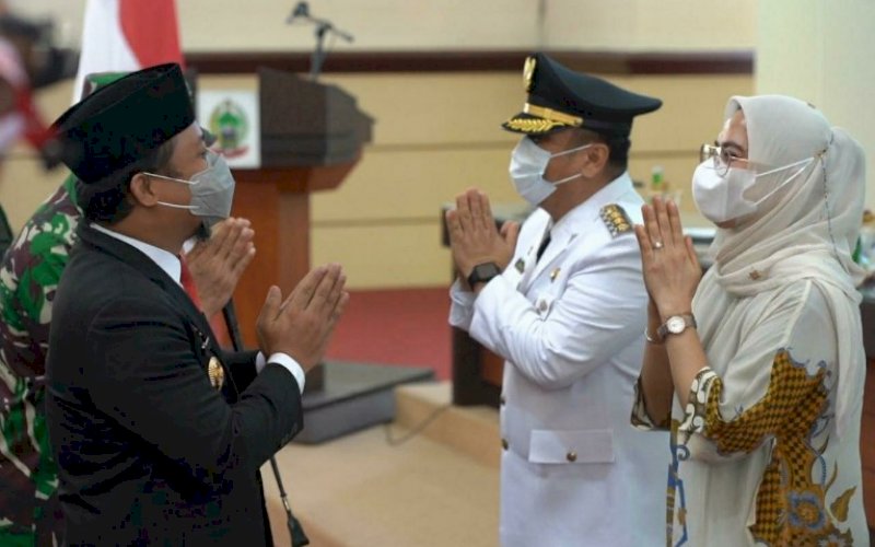 UCAPAN SELAMAT. Wakil Gubernur Sulsel, Andi Sudirman Sulaiman (kiri), memberikan ucapan selamat kepada Irwan Bachri Syam yang dilantik sebagai Bupati Luwu Timur untuk sisa masa jabatan tahun 2016-2021 di Ruang Rapat Pimpinan Kantor Gubernur Sulsel, Kamis, (11/2/2021). foto: humas pemprov sulsel