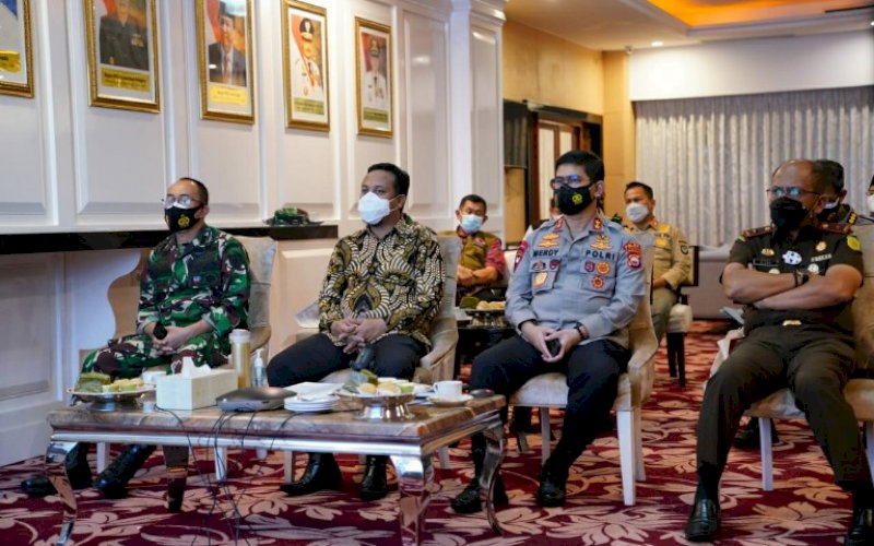 RAKOR. Wakil Gubernur Sulsel, Andi Sudirman Sulaiman (kedua kiri), bersama Forkopimda melakukan rapat koordinasi di Kantor Gubernur Sulsel, Minggu (31/1/2021). foto: humas pemprov sulsel