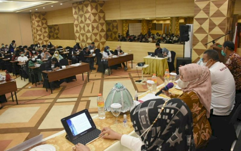 SOSIALISASI PERDA. Anggota DPRD Kota Makassar, Andi Suhada Sappaile, saat melakukan sosialisasi Perda Kota Makassar nomor 7 tahun 2019 tentang Perusahaan Daerah Air Minum Kota Makassar di Pesonna Hotel Makassar, Rabu (24/2/2021). foto: istimewa