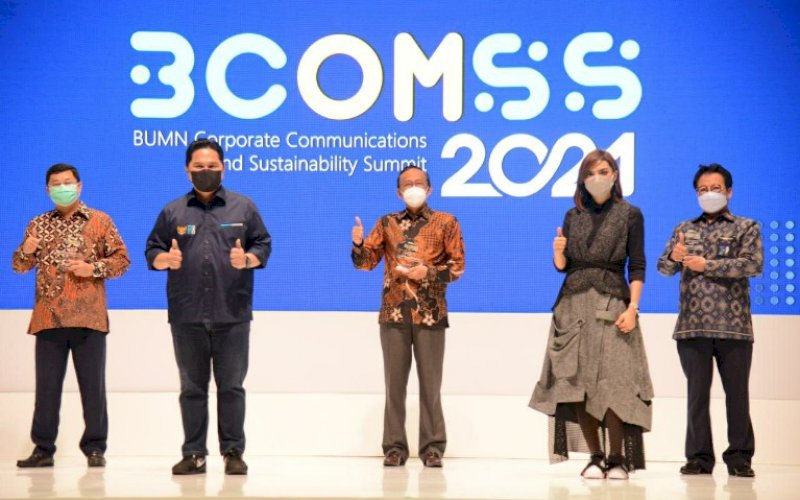 TERIMA PENGHARGAAN. Direktur Utama&nbsp;PT Sucofindo (Persero) Bachder Djohan Buddin (kanan) menerima penghargaan yang diserahkan langsung Menteri BUMN Erick Thohir dan Senior Jurnalis Najwa Shihab di&nbsp;Auditorium Telkom Hub. foto: humas sucofindo
