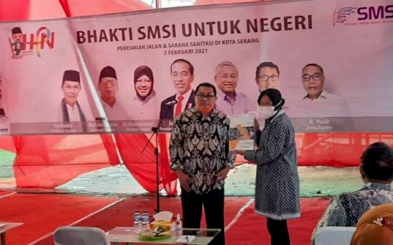 PERESMIAN. Menteri Sosial, Tri Rismaharini, melakukan peresmian jalan dan sarana sanitasi di Kota Serang, Banten, Minggu (7/2/2021). foto: smsi