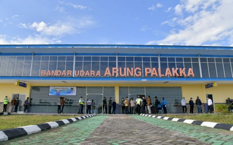 DIFUNGSIKAN. Gubernur Sulsel, Nurdin Abdullah, bersama rombongan meninjau Bandara Arung Palakka Bone, Minggu (14/2 2021). Bandara ini kembali akan difungsikan. foto: humas pemprov sulsel